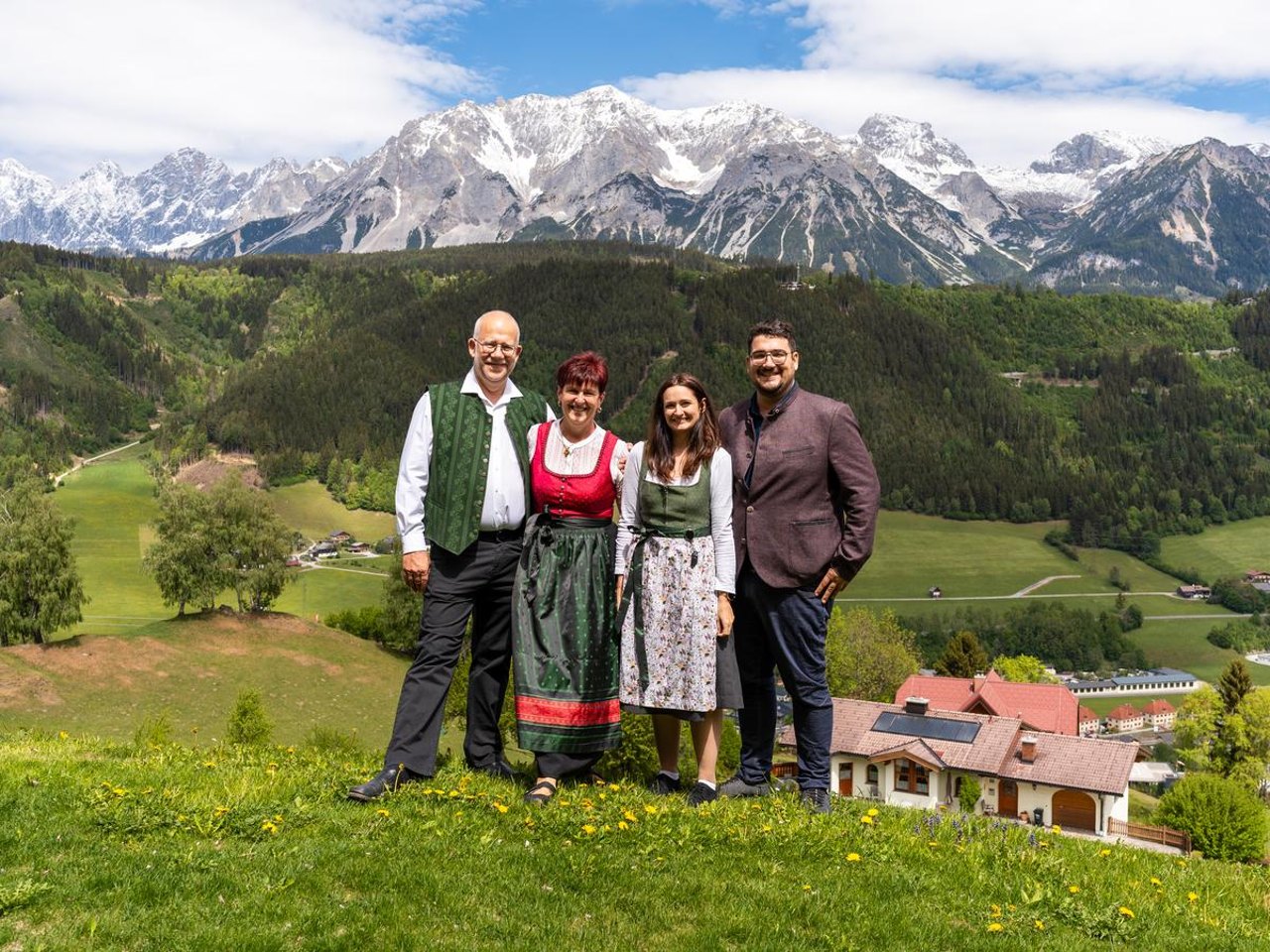 Team vor Bergkulisse