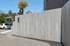 Sichtbetonmauer entlang einer Grundstückseinfahrt