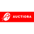 Weißes A-förmiges Logo mit Pfeil und dem Text „AUCTIORA“ auf rotem Band, dunkelgrüner Hintergrund.