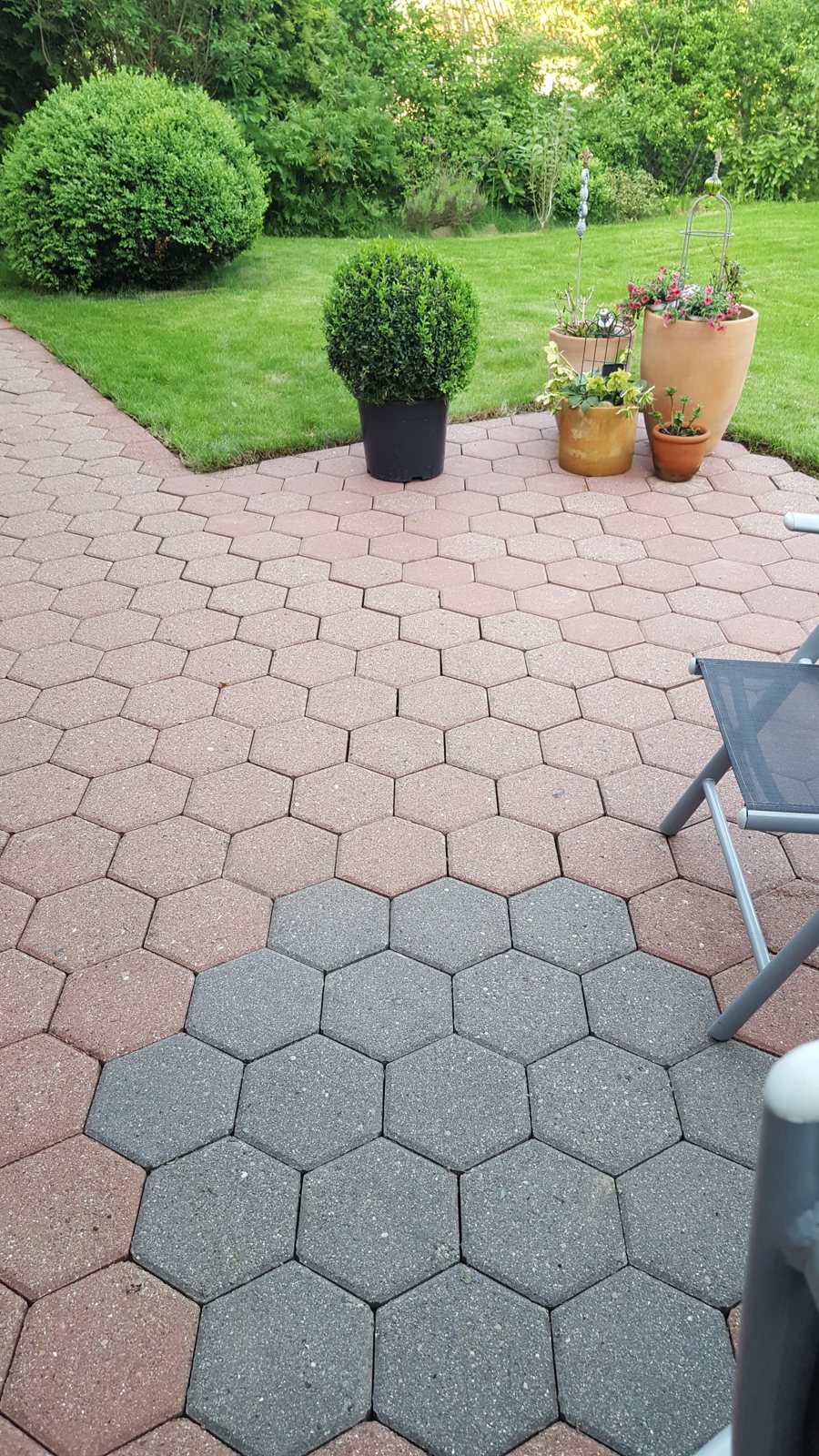 Dieselbe Terrasse nach der Pflasterreinigung