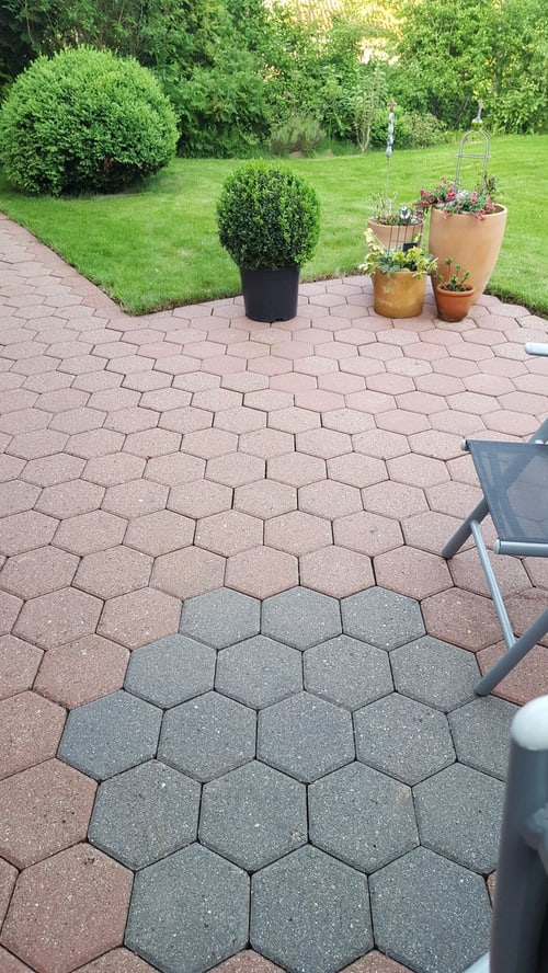 Dieselbe Terrasse nach der Pflasterreinigung