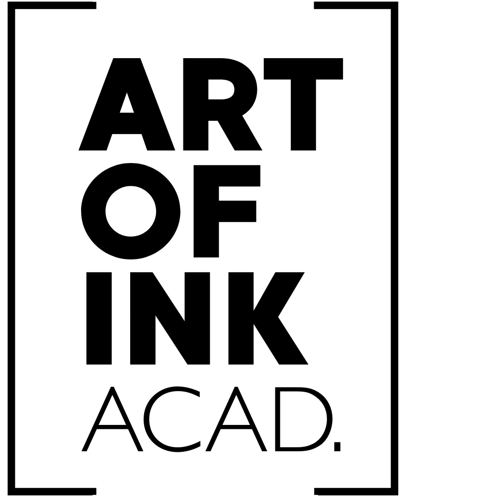 Schwarzer Text "ART OF INK ACAD." in einem quadratischen Rahmen auf dunkelgrünem Hintergrund.