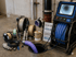 Professionelles Equipment zur Kanalsanierung mit UV-Aushärtung, Monitor, Kameraschläuchen und Sanierungsmaterialien am Schacht.