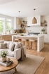 Heller, offener Wohnbereich mit beigem Sofa, Holztisch, beigem Teppich und einer modernen Küche mit Insel und Hockern.