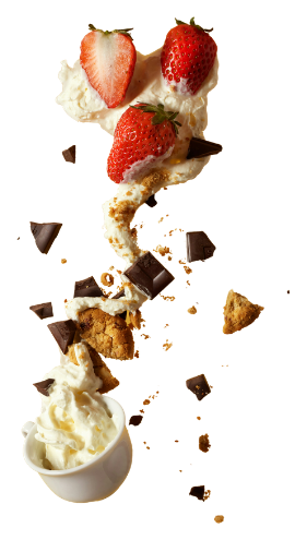 Fliegendes Dessert mit Erdbeeren, Schokolade und Sahne