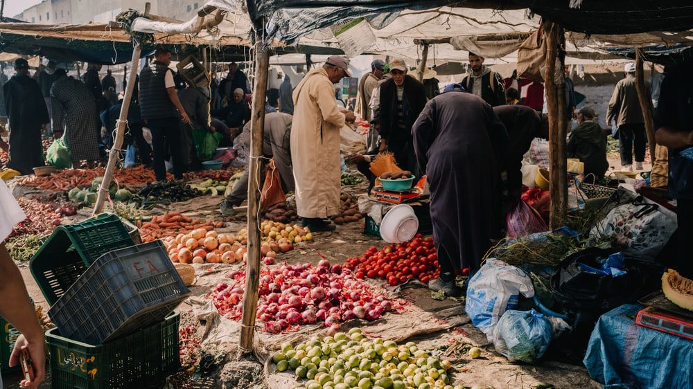 Obst- und Gemüsestand mit Äpfeln und Tomaten