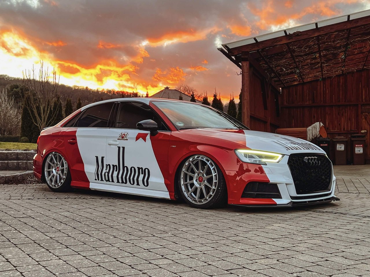 Rot-weißer Audi bei Sonnenuntergang mit TEC Speedwheels Felgen
