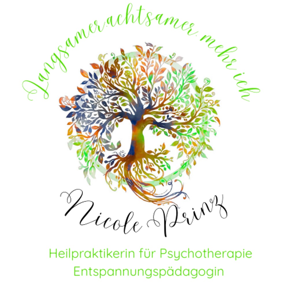 Logo: bunter Lebensbaum mit Wurzeln und den Texten "langsamer achtsamer mehr ich", "Nicole Prinz", "Heilpraktikerin für Psychotherapie", "Entspannungspädagogin".