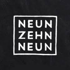 Das Logo "NEUNZEHN NEUN" ist in einem weißen Quadrat auf schwarzem Hintergrund dargestellt.