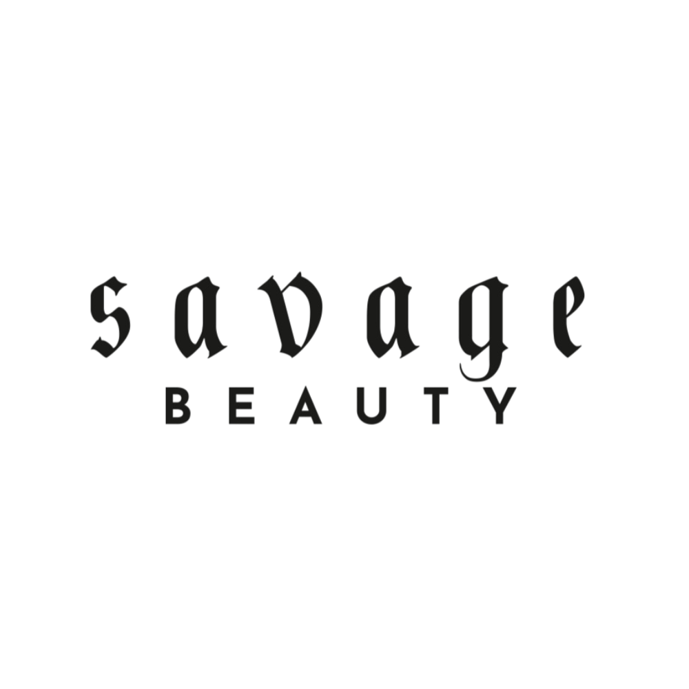 Schwarzes Logo mit den Wörtern "savage" in gotischer Schrift über "BEAUTY" in Großbuchstaben.