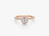 Ein Ring aus Roségold mit einem ovalen Diamanten in der Mitte, umgeben von einem Kranz kleinerer Diamanten.