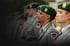 Soldaten in grünen Baretten und grauen Uniformen mit Deutschland-Abzeichen stehen in einer Reihe.