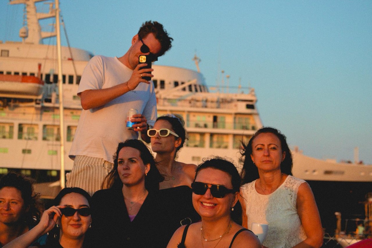 Team-Event bei Sonnenuntergang auf einem Boot vor Rhodos
