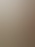 Beigefarbene Wand mit Marmorstruktur und einer Holztür am Ende eines Flurs.