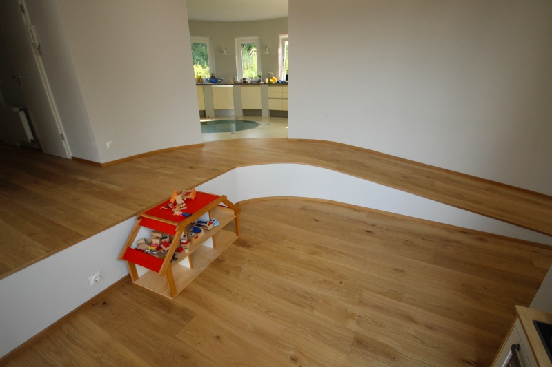 Hotellobby mit warmem Holzboden und Holzwandverkleidung