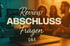 Laptop mit Review ABSCHLUSS Fragen Q&A auf dem Bildschirm, Personen verschwommen im Hintergrund.