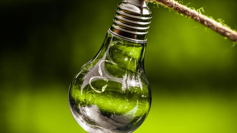 Energieberater prüft die Gebäudehülle und Anlagentechnik