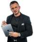 Mann im schwarzen Sakko mit Brille hält ein Apple iPad und einen Eingabestift vor schwarzem Hintergrund.