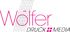 Das Logo "Wölfer DRUCK MEDIA" in Pink und Schwarz auf grünem Hintergrund.