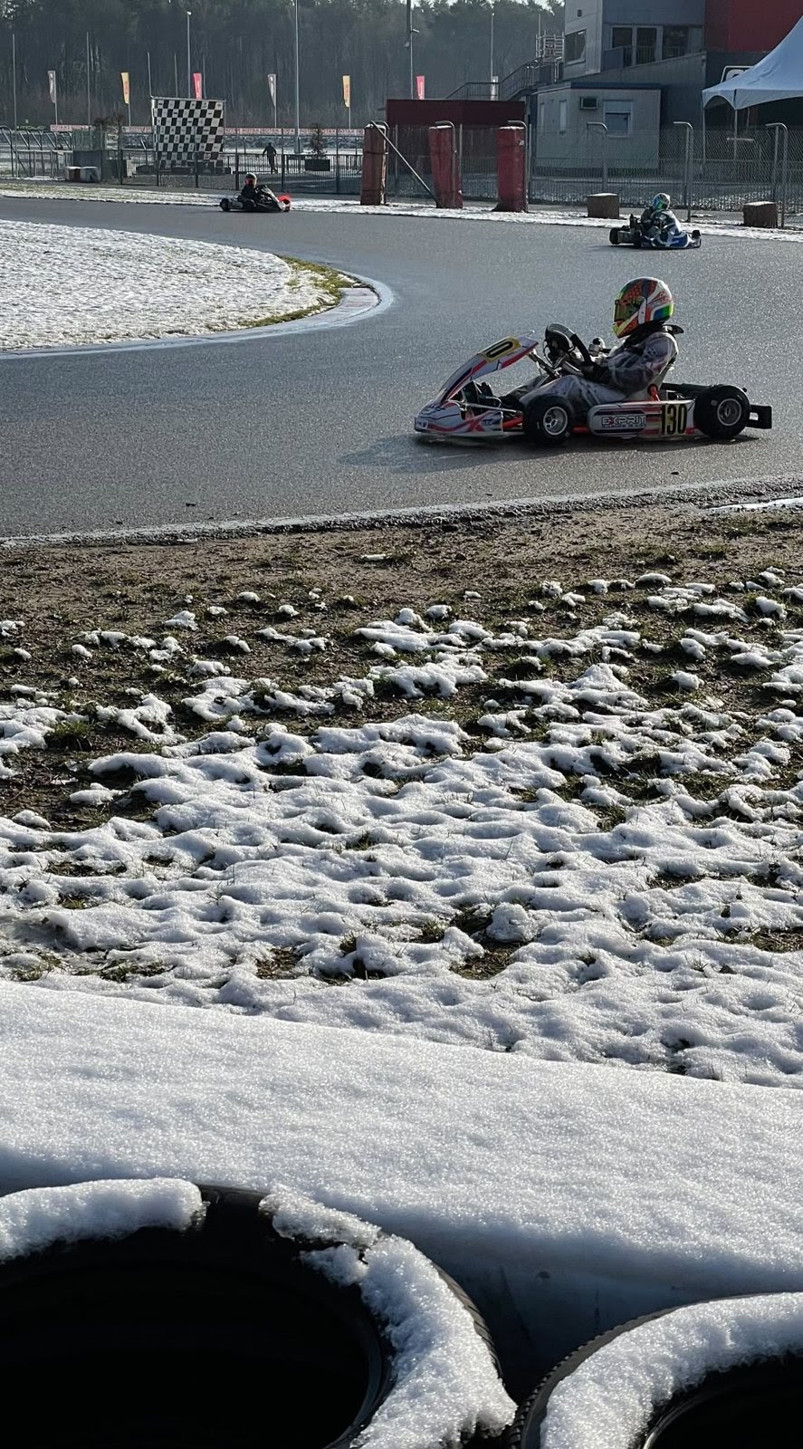 Wintertraining in Genk 2022, das Kart in der Kurve, daneben Schnee