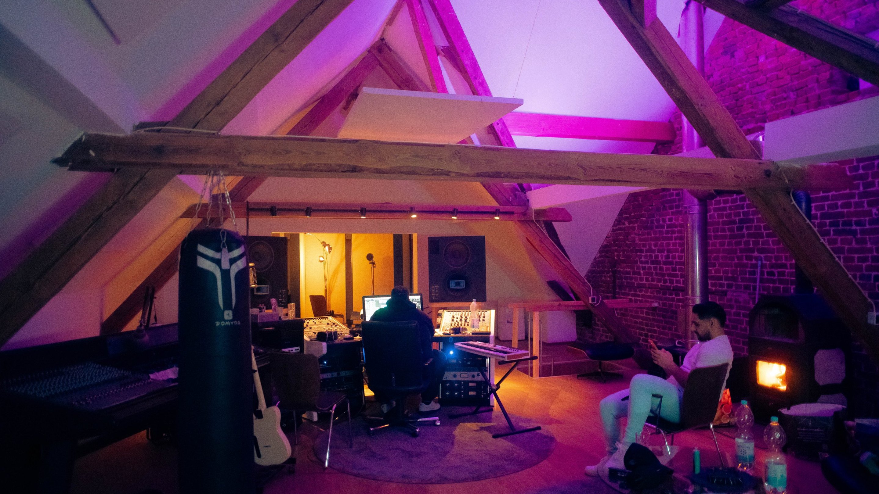 Warm beleuchteter Hauptraum des Studios Schermbeck
