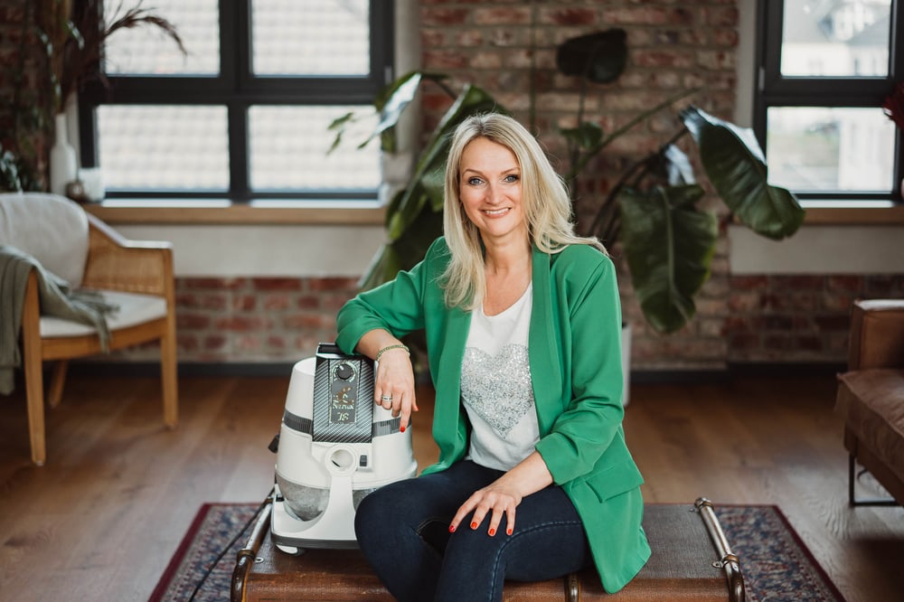 Susanne Frickenhaus mit dem Delphin T8 Wasserstaubsauger