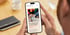 Smartphone mit Website in einer Hand