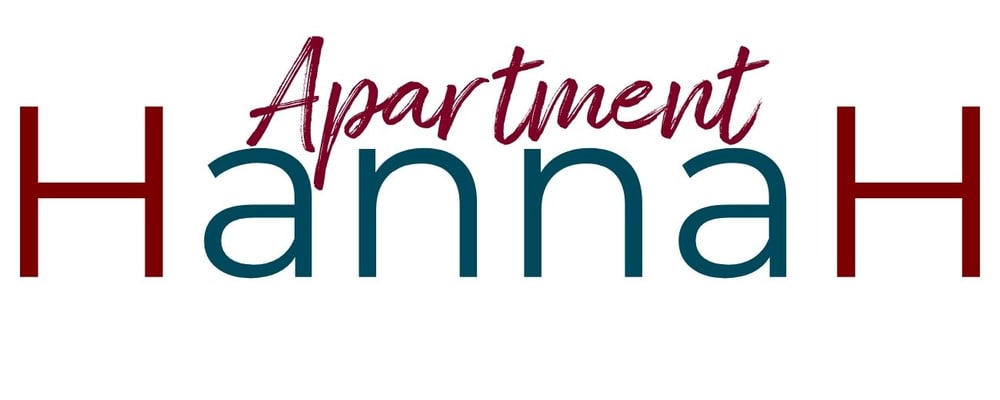 Text in Rot, Türkis und Dunkelrot: „Apartment Hannah“ 