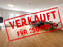 Wohnzimmer mit Sofa, Esstisch und "VERKAUFT FÜR 250.000€" Stempel