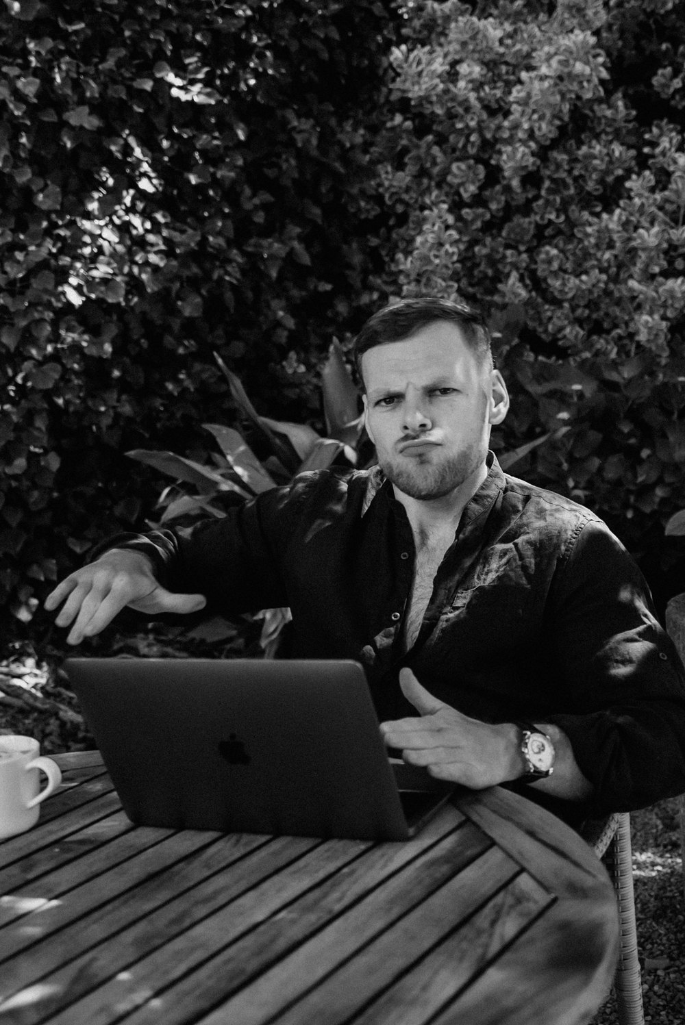 Mann am Laptop, Schwarz-Weiß