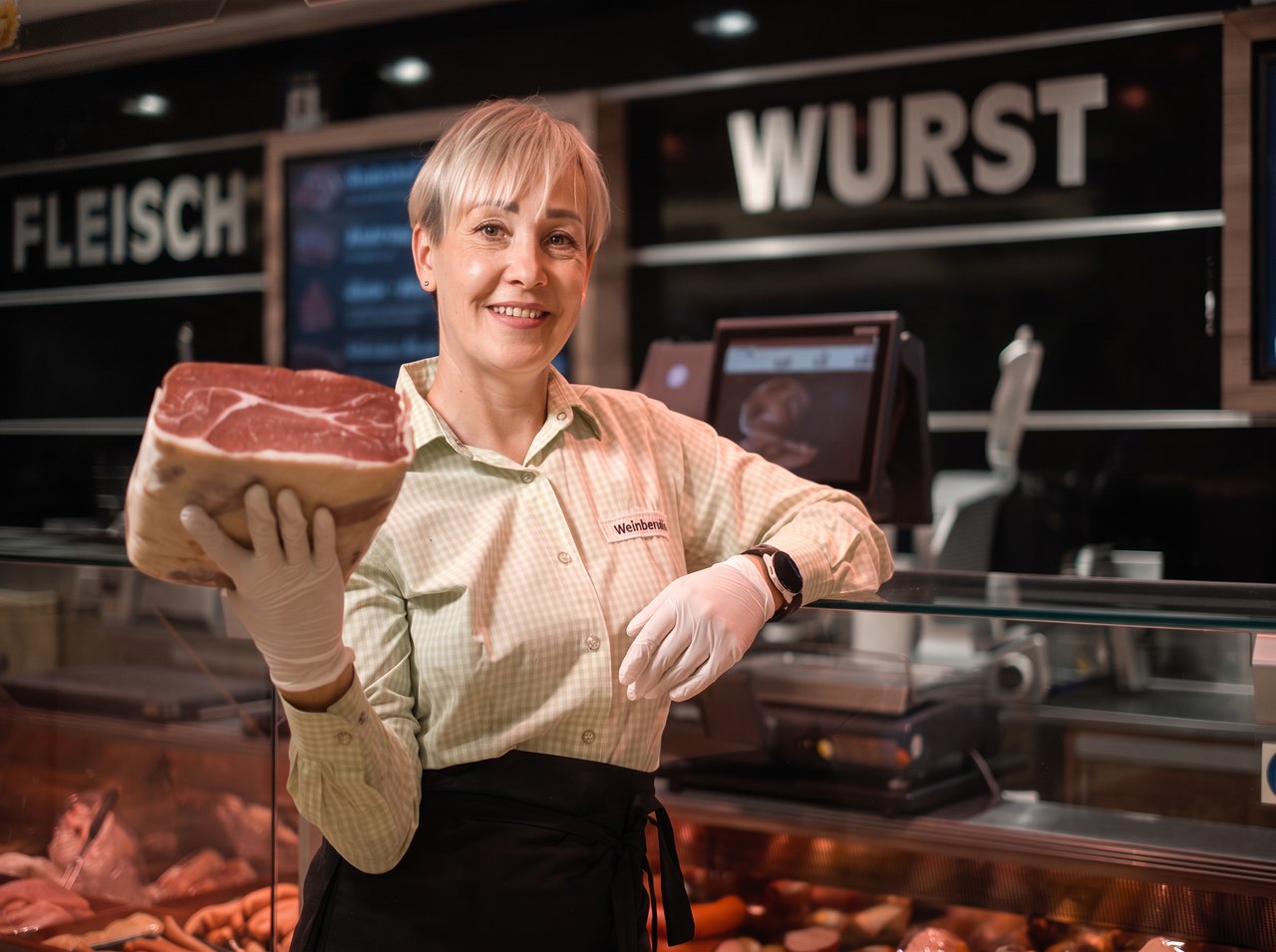 Schinken wird frisch geschnitten