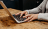 Finger tippen auf einer Laptop-Tastatur