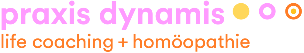 Praxis Dynamis Life Coaching + Homöopathie Logo mit drei farbigen Punkten.