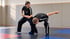 Lächelndes Kampfkunsttraining im modernen Dojo.png
