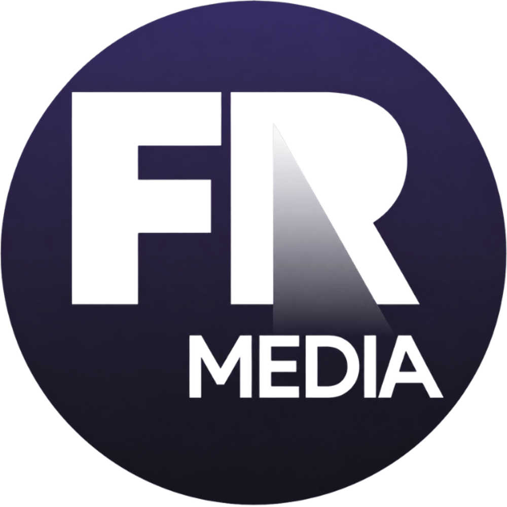 Goldenes "FR MEDIA" Logo mit einer Filmklappe und einem geschwungenen Element auf dunklem Hintergrund.