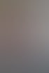 Zwei Maler in roten Röhm-Pullover streichen eine helle Hauswand, einer trägt den anderen auf den Schultern.