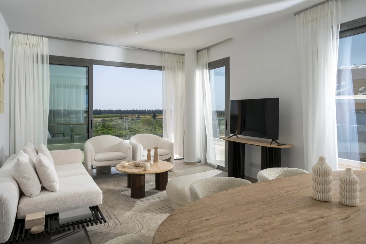Heller Wohn- und Essbereich einer Wohnung in Limassol mit Zugang zur Terrasse.