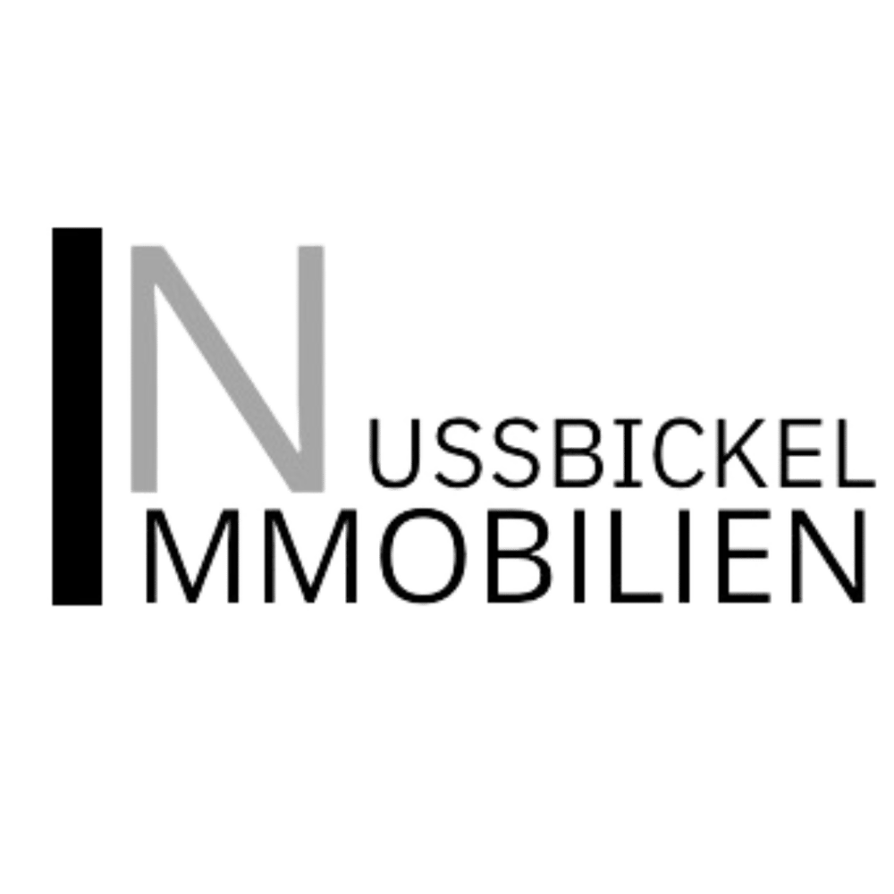Logo: Schwarzer vertikaler Balken mit grauem "N", daneben "ussbickel" und darunter "MMOBILIEN" in Schwarz.