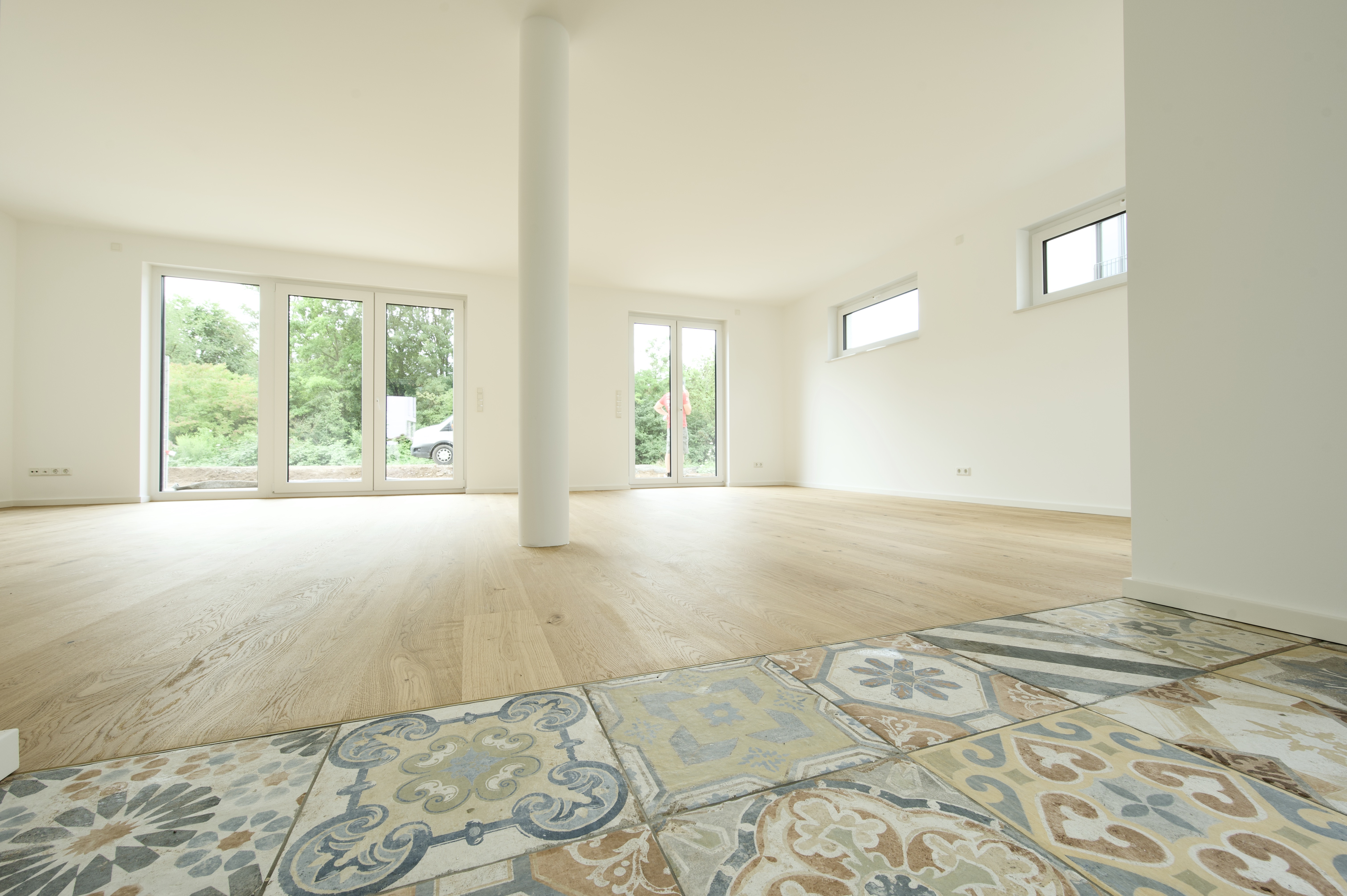 Wohnquartier Am Klosterpark – heller Wohnraum mit Parkettboden und dekorativem Fliesenbereich