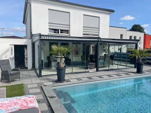 Verglaste Terrassenüberdachung am Pool
