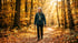 Ältere Frau geht zügig auf einem Waldweg voller Herbstlaub spazieren