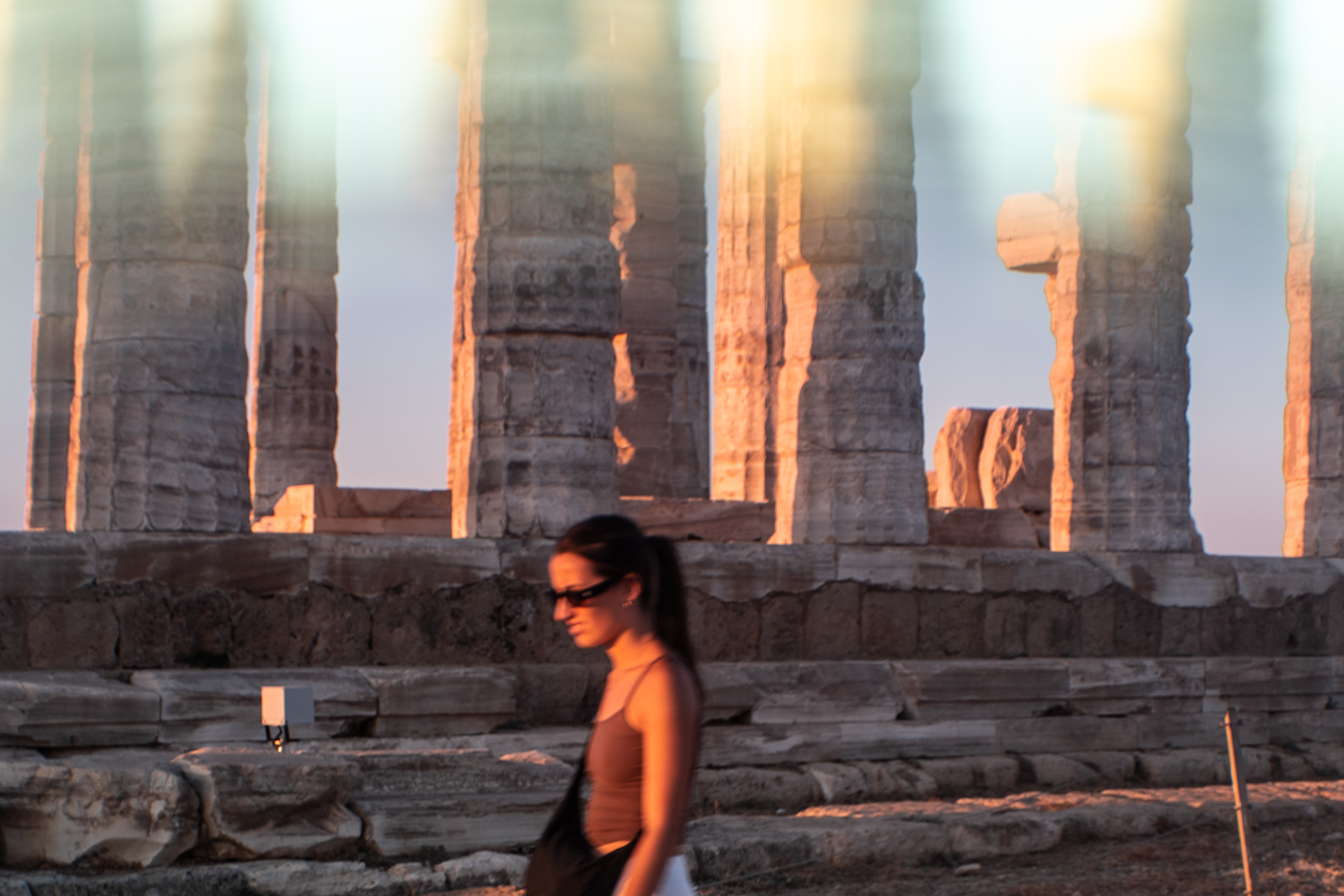 Sounio, Tempel Griechenland, Frau©Bettina Buschbeck geht im Vordergrund vorbei
