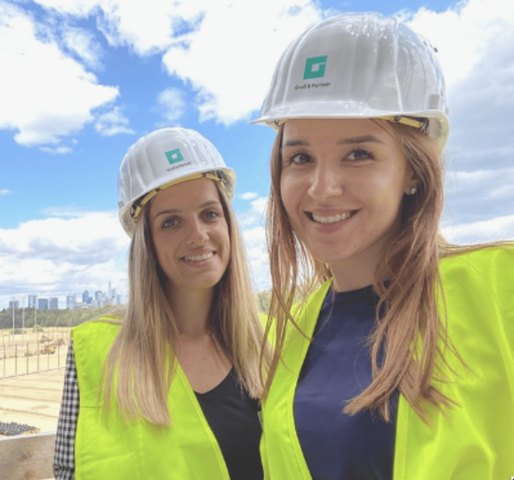 Zwei Ingenieurinnen auf einer Baustelle