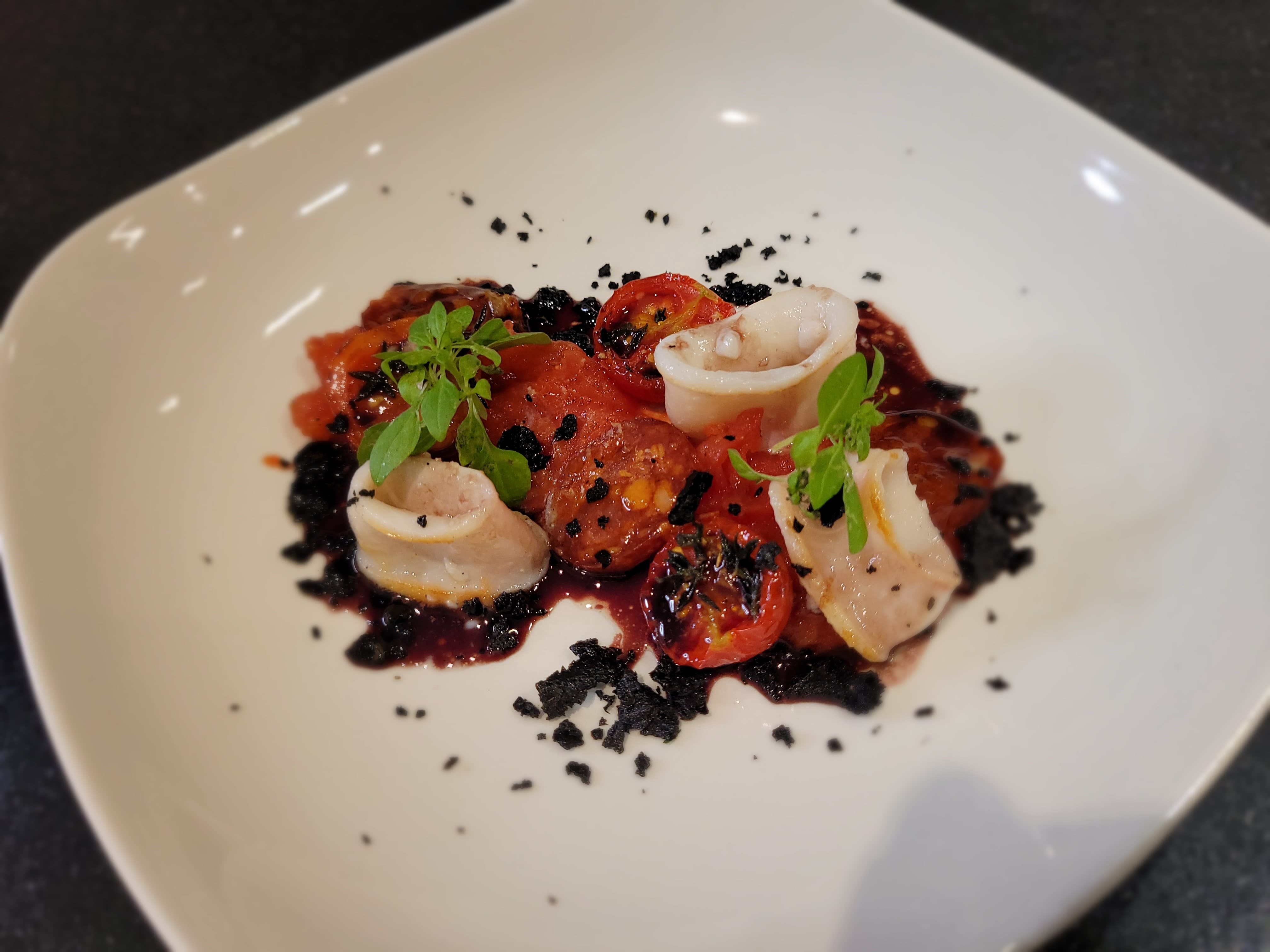 Babycalamari mit getrockneten Tomaten und Olivencrumble aus dem Kochkurs