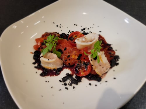 Babycalamari mit getrockneten Tomaten und Olivencrumble