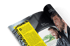 Editorial-Doppelseite mit typografischem Layout, großzügigem Weißraum und kontrastreichem Bild‑Text‑Verhältnis.