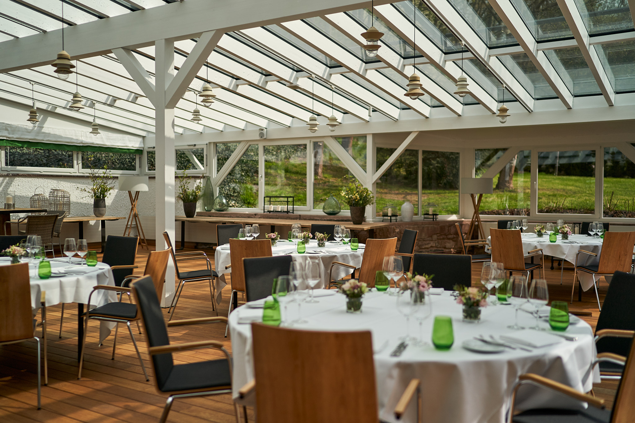 Relais & Châteaux Hardenberg Burghotel – Restaurantbereich im Wintergarten mit Parkettboden