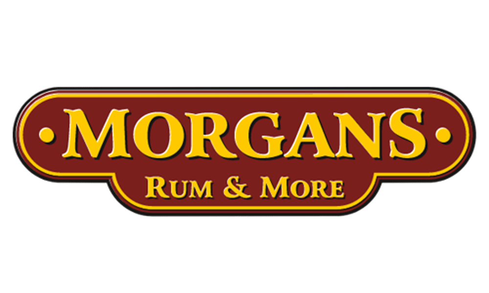 Gelbes Morgans Rum & More Logo auf dunkelrotem Schild mit schwarzem Hintergrund.