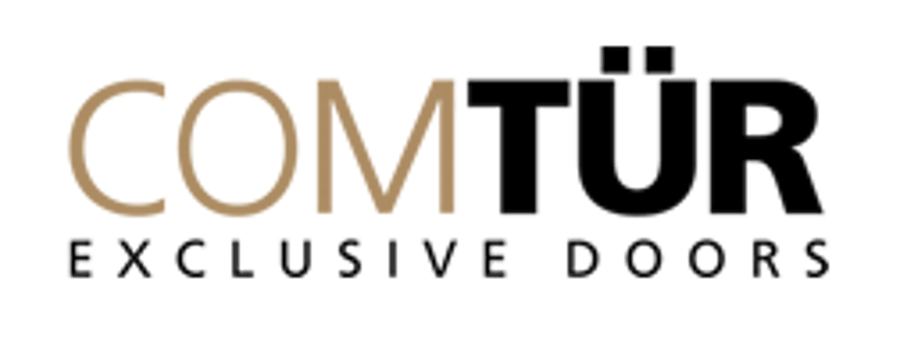 COM TÜR EXCLUSIVE DOORS Logo in braun und schwarz auf dunkelgrünem Hintergrund.