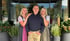 Ritzenhof-Gastgeberfamilie Riedlsperger vor dem Eingang des Ritzenhof - Hotel und Spa am See